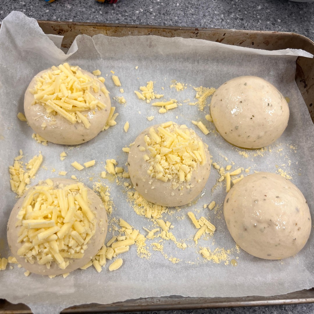 futureyz's tweet image. 🖥👨‍🍳 Artificial Intelligence inspired cheesy garlic bread rolls. We asked AI to play chef with our pantry picks, and voila! Swipe to see the culinary magic unfold! 🤖👩‍🍳✨ 

#youthwork #AIChef #WhatToCook