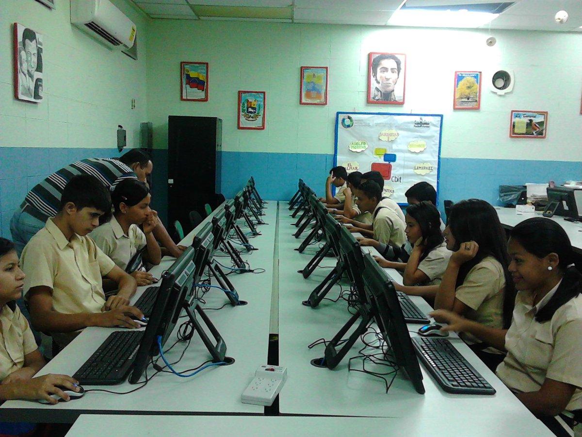 MariaTrv's tweet photo. 🖥️#07Feb #SomosFundabit 23 años pintando sonrisas en el rostro de niños, niñas y adolescentes al poder contar con un #CBIT en sus escuelas y liceos como parte de su formación académica 🇻🇪

@NicolasMaduro
@_LaAvanzadora
@Fundabit_
@leivi24
@MPPEDUCACION https://t.co/oJIcBYLsEH