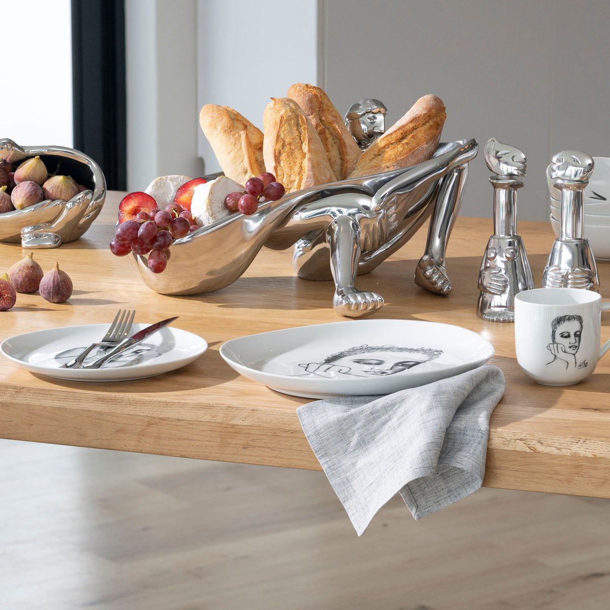 Celebrate Love with Timeless Bespoke Craftsmanship. 
 
Elevate your dinner party dreams with 'Daydream,' a sculptural bowl that steals the spotlight at your table.
 
Chip and Dip - daydream, R11499 
 
Available online and in-store while stocks last: ow.ly/57yp50QyFGV