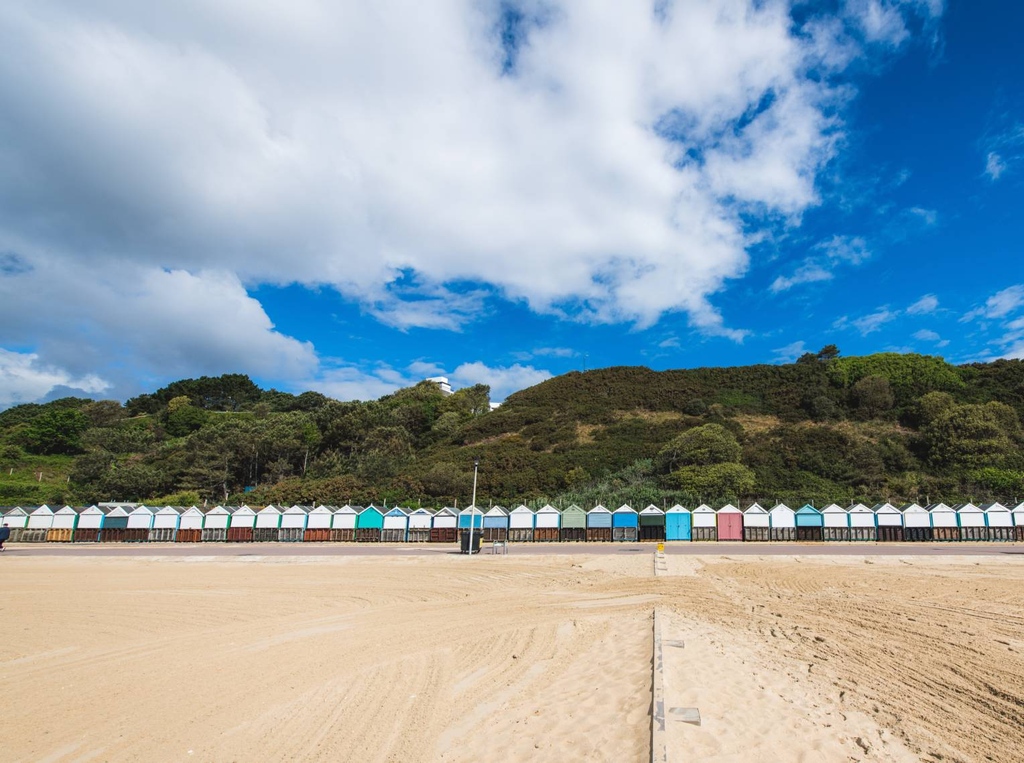 Love that Bournemouth Beach Hut Life!? 😎🏖️☀️🌊 Book your 2024 Beach Hut and make the most of Bournemouth's award-winning seven miles of golden sands! 👀 bournemouth.co.uk/beachhuthire