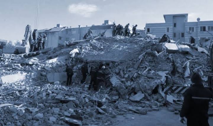 7 Şubat sabahının ilk ışıklarında enkazın kum yığını olduğunu gördüğümüzde -bir birimize söyleyemesek de- hepimiz emindik oradan kimsenin sağ çıkmayacağına. Tabi ki göz görmeyince gönül kabul etmez ama 9, 10, 11 Şubat'a kadar, her birimize sırayla kabul ettirdi o kum yığını