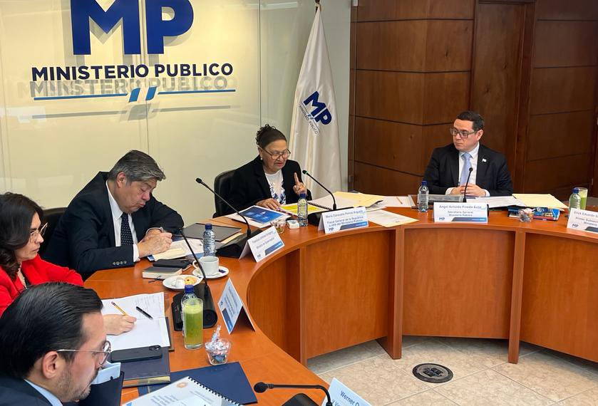 Se realiza reunión de coordinación entre autoridades de MP y Ministerio de Gobernación. Se esperan declaraciones al termino de la misma.

#Reunión #MP #MinisterioDeGobernación