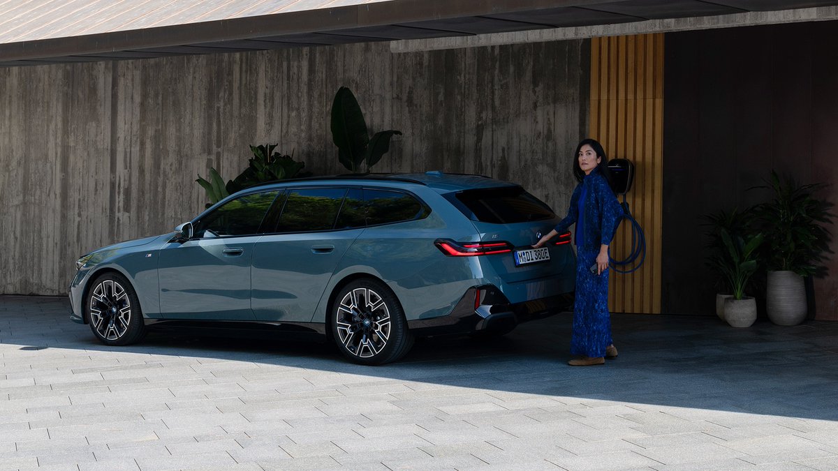 Designed to energise.

The new BMW i5 Touring. 100% electric.

#THENEWi5 #THEi5