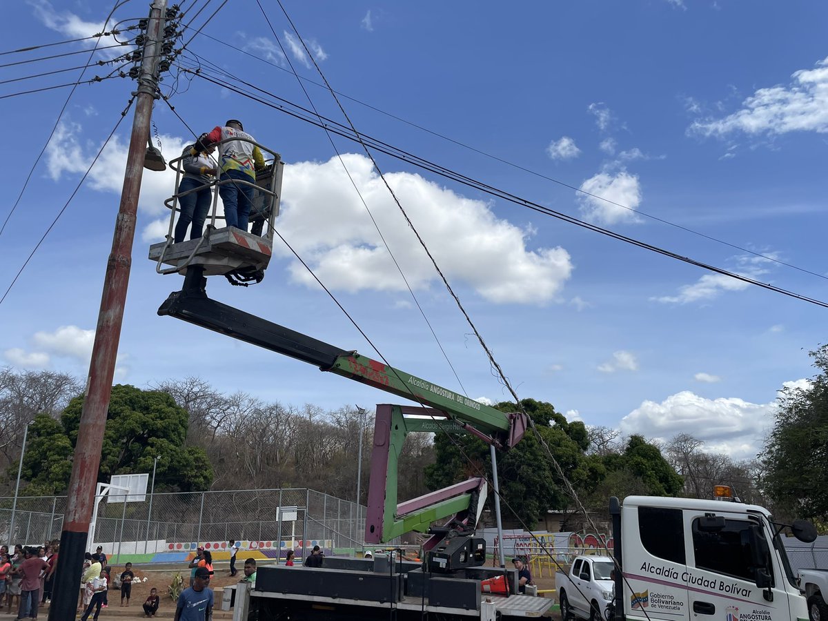Nos vinimos a Palmarito en la parroquia Panapana, donde a través del 1x10 del buen gobierno del presidente <a href="/NicolasMaduro/">Nicolás Maduro</a> y #Corpoelec se van instalar 90 luminarias LED para seguir apostando a las políticas de ahorro energético #7TEnUniónYEsfuerzo