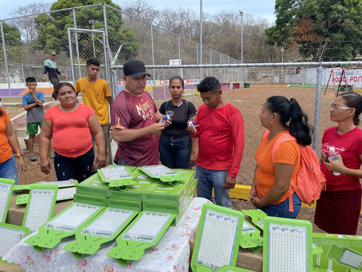 comandosergioh's tweet photo. Nos vinimos a Palmarito en la parroquia Panapana, donde a través del 1x10 del buen gobierno del presidente @NicolasMaduro y #Corpoelec se van instalar 90 luminarias LED para seguir apostando a las políticas de ahorro energético #7TEnUniónYEsfuerzo https://t.co/tYSPv0FVrL