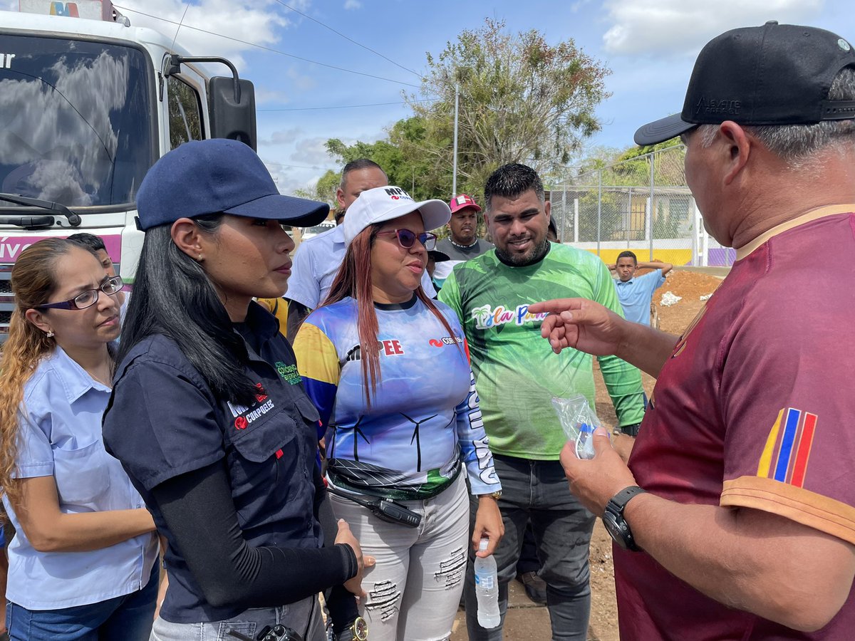 comandosergioh's tweet photo. Nos vinimos a Palmarito en la parroquia Panapana, donde a través del 1x10 del buen gobierno del presidente @NicolasMaduro y #Corpoelec se van instalar 90 luminarias LED para seguir apostando a las políticas de ahorro energético #7TEnUniónYEsfuerzo https://t.co/tYSPv0FVrL