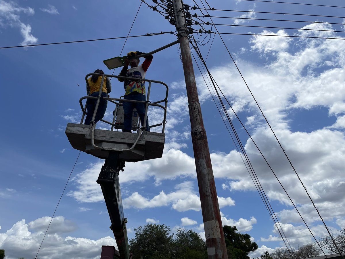 comandosergioh's tweet photo. Son 90 lámparas LED que se van a instalar en la población de Palmarito de la parroquia Panapana y así seguir optimizando los servicios públicos para nuestro pueblo, a través del 1x10 del buen gobierno @NicolasMaduro #Corpoelec #7TEnUniónYEsfuerzo https://t.co/mCi6QpXdRw
