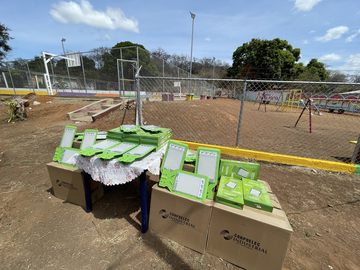 comandosergioh's tweet photo. Son 90 lámparas LED que se van a instalar en la población de Palmarito de la parroquia Panapana y así seguir optimizando los servicios públicos para nuestro pueblo, a través del 1x10 del buen gobierno @NicolasMaduro #Corpoelec #7TEnUniónYEsfuerzo https://t.co/mCi6QpXdRw
