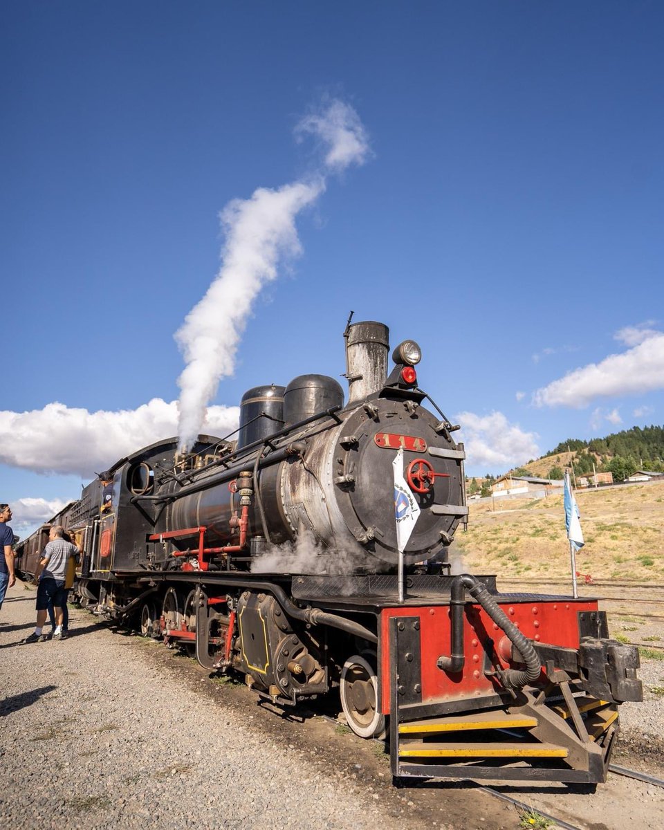 TurismoEsquel's tweet photo. ¿Cuál es tu programa en Carnaval? 
Este fin de semana largo te esperamos en Esquel para disfrutar algunos de estos imperdibles: 
👉 Viajar en el tiempo a bordo de La Trochita
👉 Llegar al Alerzal Milenario y conocer al abuelo de 2600 años
👇🧵 https://t.co/HiXKMO4qpq