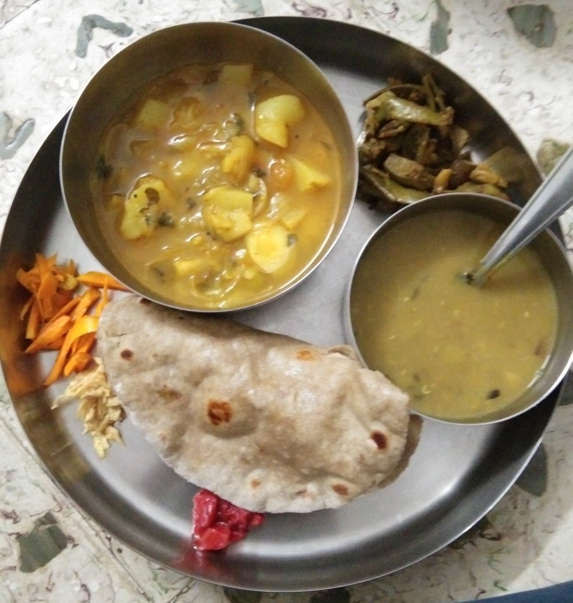 lajawabswadoffi's tweet image. Wednesday dinner with aloo subzi, aloo baingan subzi, mung dal, salad, roti, rice and strawberry jam.
#homefood #homecooking #wednesdaydinner #wednesdayfood #foodblogger #foodie