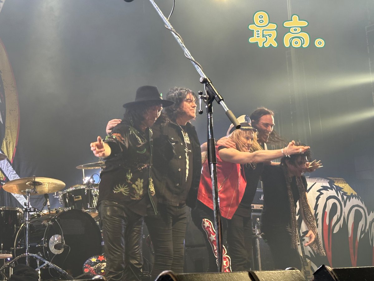 metalhealer's tweet image. マイケル•モンロー 東京二日目🌹なんと神番きて最前でした🙌モンさまとお戯れ出来ました✨😭歓喜！個人的にも思い入れ深いソロアルバム「Not Fakin&apos; It」完全再現＋ベスト選曲でやばすぎた！昨日遅刻して聞けなかったDon’t you ever leave me とUp Around the Bend聴けて良かった！#MichaelMonroe