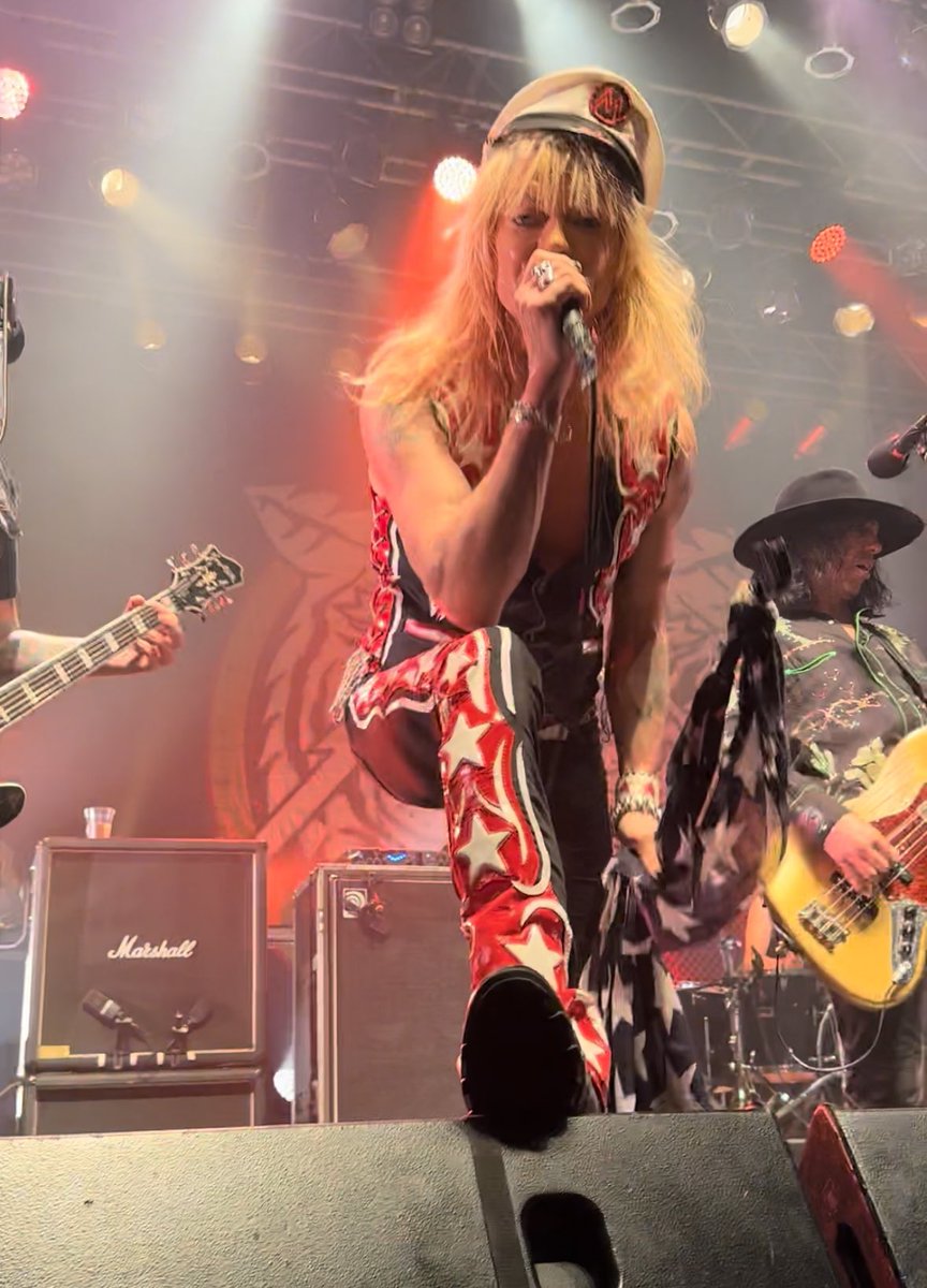 metalhealer's tweet image. マイケル•モンロー 東京二日目🌹なんと神番きて最前でした🙌モンさまとお戯れ出来ました✨😭歓喜！個人的にも思い入れ深いソロアルバム「Not Fakin&apos; It」完全再現＋ベスト選曲でやばすぎた！昨日遅刻して聞けなかったDon’t you ever leave me とUp Around the Bend聴けて良かった！#MichaelMonroe