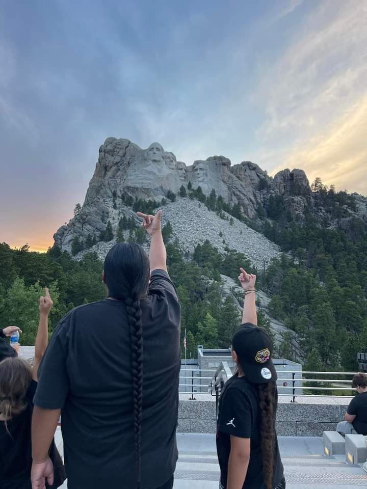 AsluTTulsA24's tweet photo. Awesome stop at Mount Rushmore last night, now on to Yellowstone! https://t.co/qIelJbvgHN