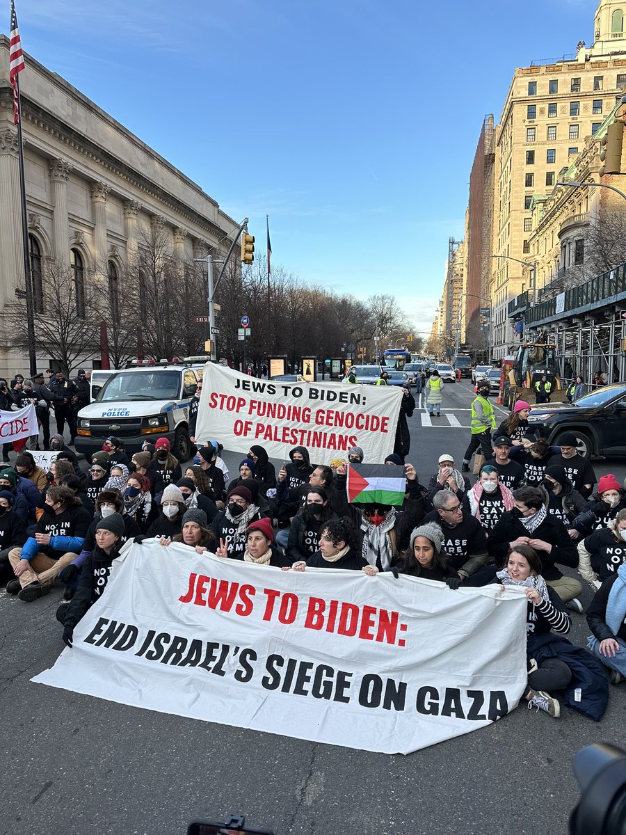 jvpliveNY's tweet image. HAPPENING NOW: Hundreds of Jews are blockading the @POTUS motorcade as it attempts to reach a fundraiser on the Upper East Side, calling on the President — in his first New York City appearance since the crisis in Gaza began — to stop funding Israel’s genocide of Palestinians.