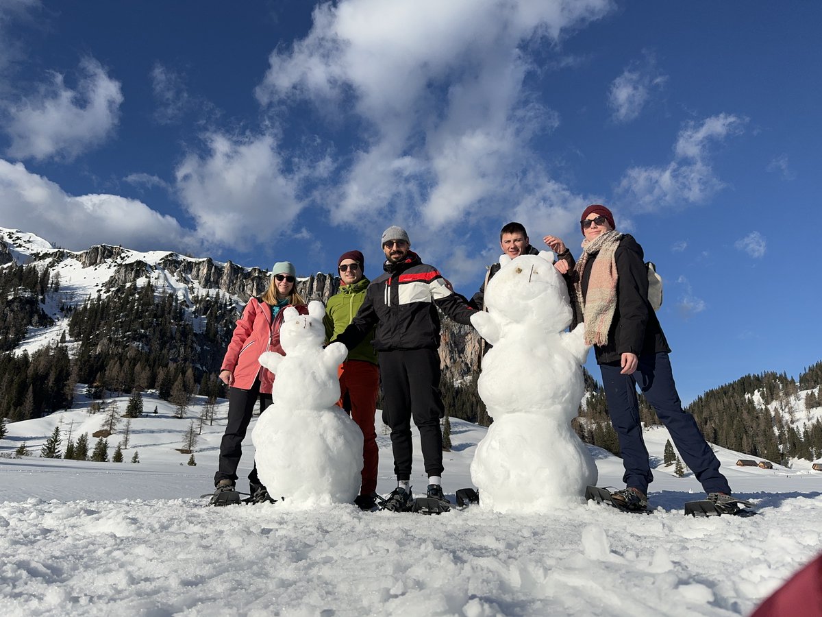 geogebra's tweet image. 🎿❄️ Team Austria hit the slopes! From skiing to snowshoe hiking and snowman building, it was all about snow-filled fun and mountain magic. ⛄🏔️ #AustriaInWinter #SnowDay #TeamOuting #GeoGebra