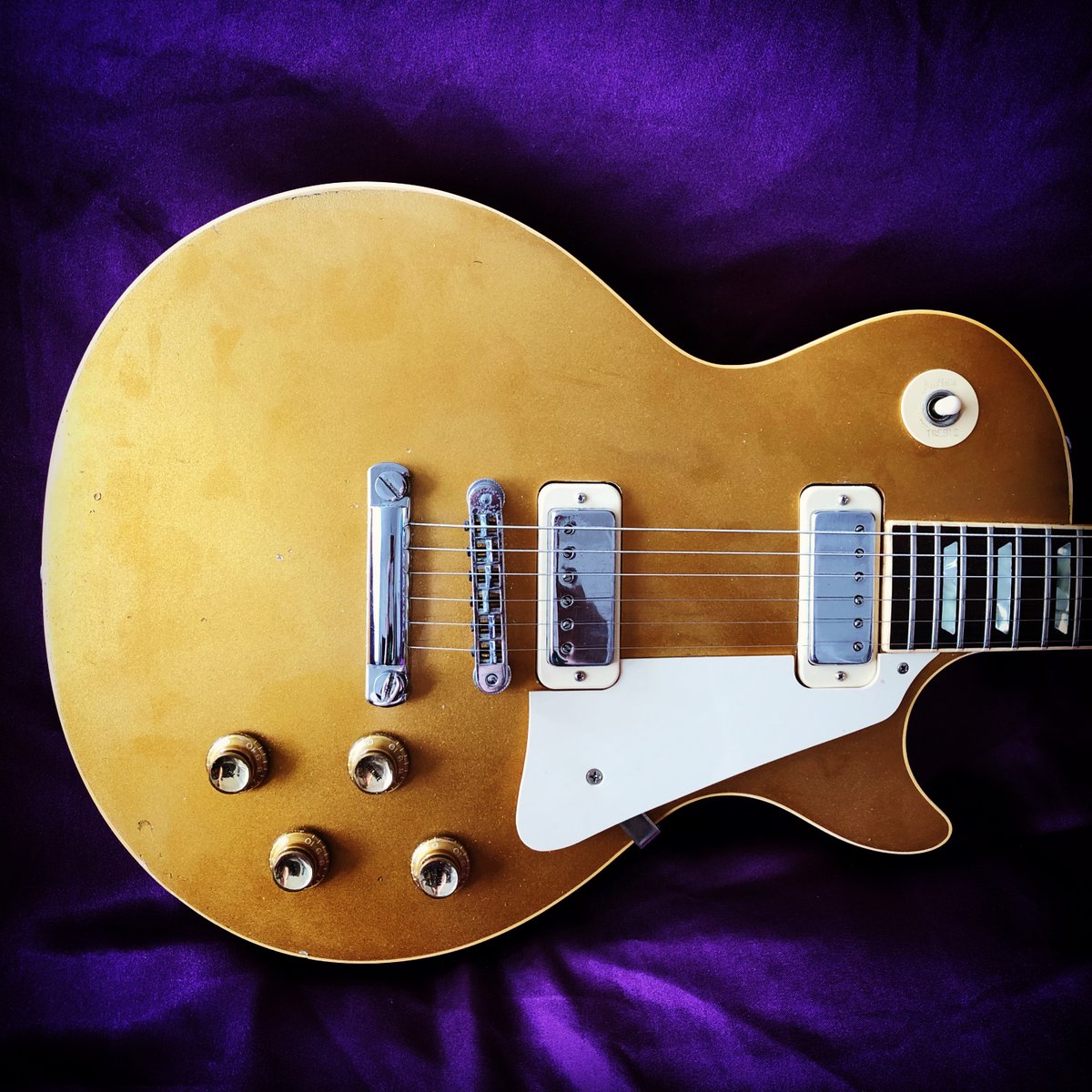 Worth its weight in gold (top). CRAVE Guitars' resplendent 1977 Gibson Les Paul Deluxe Gold Top. craveguitars.co.uk/home/features/… Truth, Peace, Love and Guitar Music Love Vintage Guitars ❤️🎸