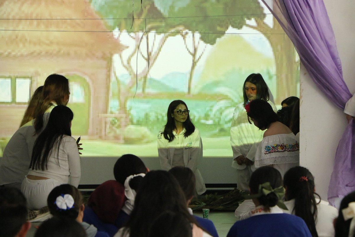 UICEH's tweet image. Estudiantes la licenciatura en Salud Intercultural #UIEM, presentaron talleres de intervención de salud intercultural en el contexto comunitario y se generó un espacio para socializar experiencias en torno a la vinculación comunitaria.
@SEPHidalgo 
@SEMSyS_SEPH