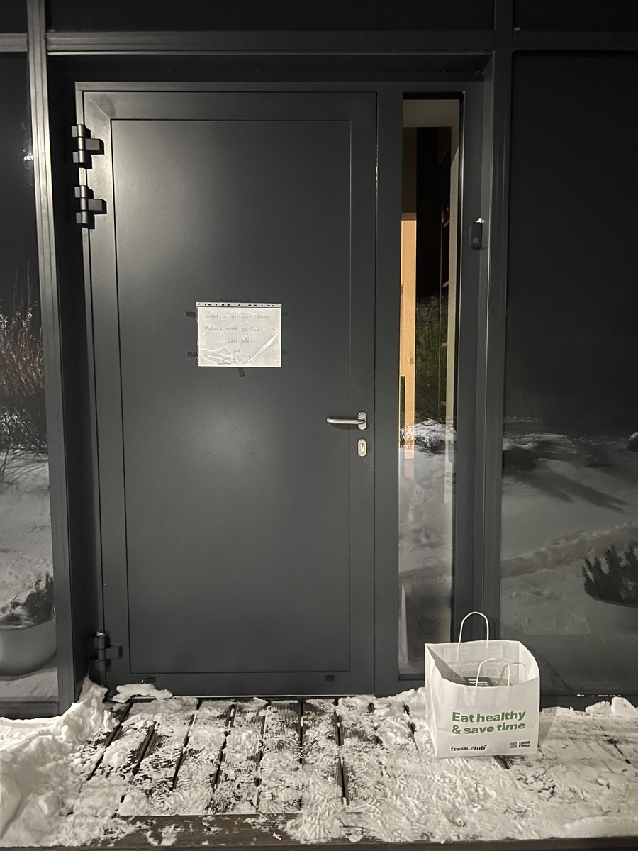 Я: пишу записку курьеру, чтобы он оставил еду в ящике, рисую карту, приклеиваю это все на дверь и уезжаю из дома
Курьер: