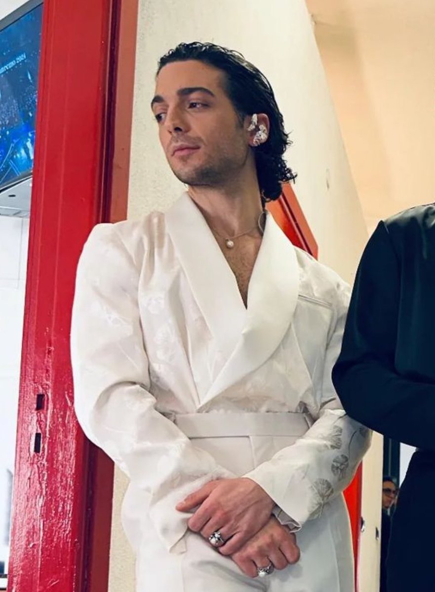 Gianluca de #ilvolo mi dà sempre la vibe di quello che ti fa sentire speciale ma poi il giorno dopo ti ghosta #sanremo2024