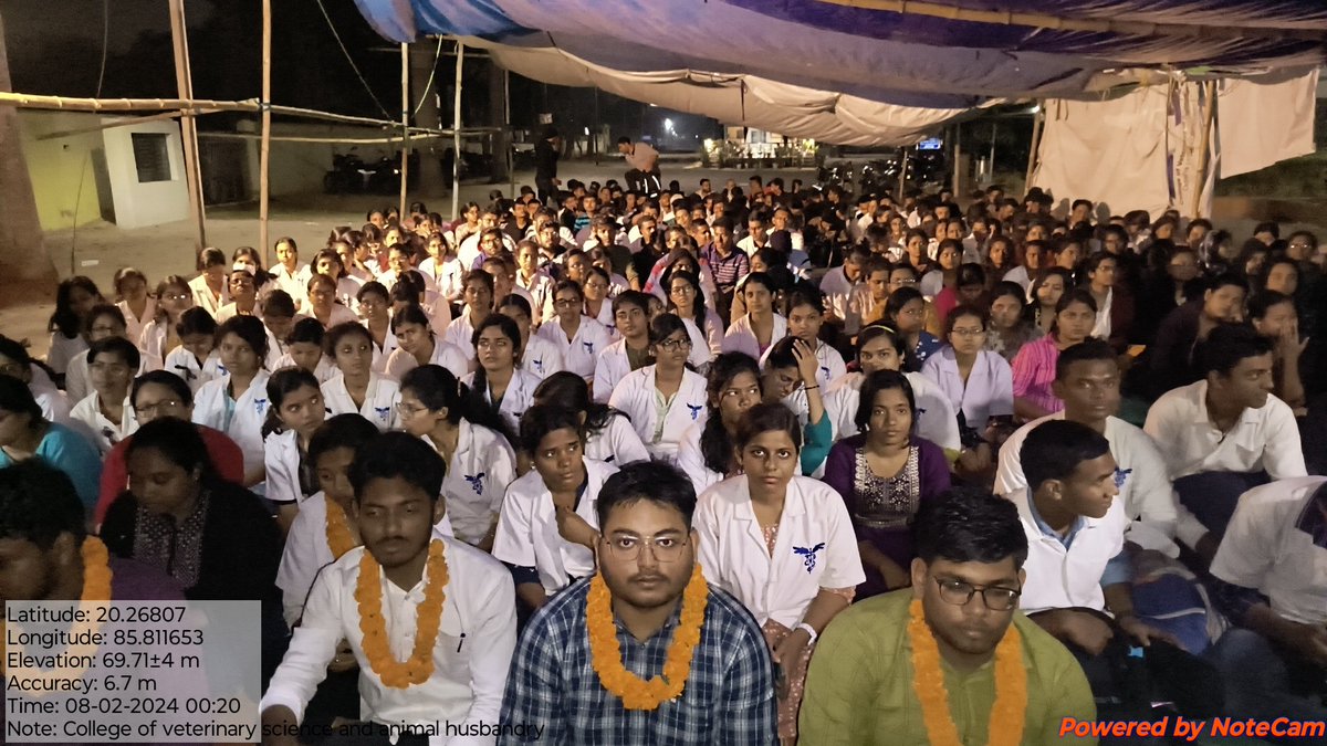 ovc_unofficial's tweet photo. ସରକାରଙ୍କ ନିଷ୍ପତିକୁ ଅପେକ୍ଷା କରି ଛାତ୍ରଛାତ୍ରୀମାନେ ରାତ୍ରି ସମୟରେ ମଧ୍ୟ ମହାବିଦ୍ୟାଳୟର ଫାଟକ ଭିତରେ ବସି hunger strike ଜାରି ରଖିଛନ୍ତି।କଣ ସରକାର ଏବେ ବି ଚୁପ୍ ରହିବେ?କଣ ଛାତ୍ରଛାତ୍ରୀଙ୍କ ଦାବି ଏବେ ବି ସରକାରଙ୍କୁ କର୍ଣ୍ଣପାତ ହେଉନାହିଁ?ସରକାର ତାଙ୍କ ଜିଦ୍ଦିରେ ଅଟଳ ଥିବା ବେଳେ ଛାତ୍ରଛାତ୍ରୀ ତାଙ୍କ ଦାବିରେ ଅଟଳ ରହିଛନ୍ତି। https://t.co/l6JBBwcNkU