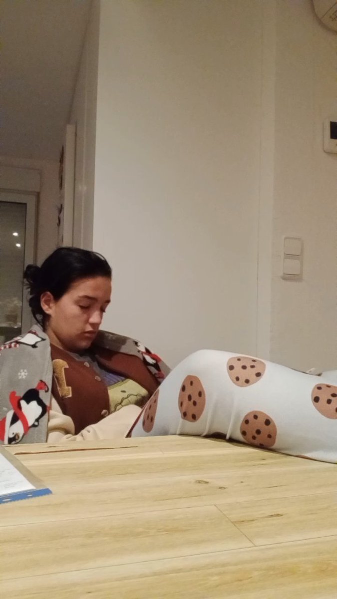 merymares114's tweet photo. Contexto: me levanto a  estudiar historia, con una hora de sueño, que acabo siendo hora y media porque me dormí con el libro en las piernas (repasando mentalmente) y a mi padre solo se le ocurre echar fotos y reírse en vez de despertarme
Todo genial https://t.co/x3o6dpzyZ7