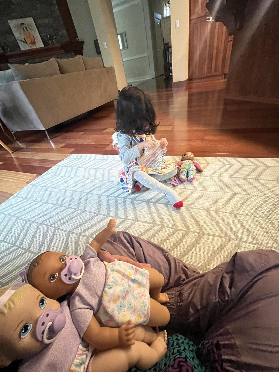 Ju_Moreno23's tweet photo. Vengo a cuidar a la niña, para que la niña me ponga a cuidar a sus “niñas”.
Maravilloso ✨ https://t.co/otCkQK7TsQ