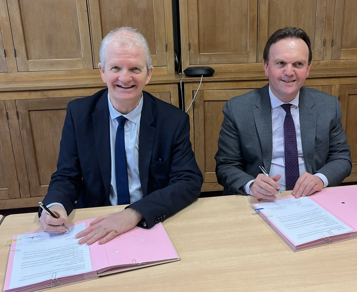 AndreMARTIN126's tweet photo. Parce que @C_MORANCAIS souhaite donner la même chance à tous les lycéens @paysdelaloire, j'ai signé ce mercredi au lycée #BourgChevreau de @segrefr la convention de financement des établissements privés catholiques rassemblés au sein de l'URADEL pour la période 2023/2027. https://t.co/7X7wanrzRp