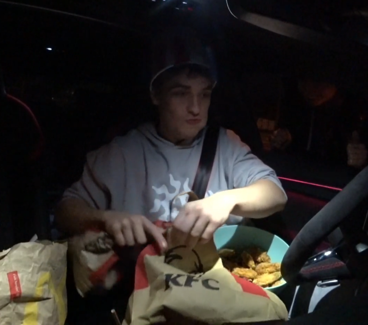 mpgamingPOLSKA's tweet photo. @franiotwitch KING KFC👑 @kfc #kfc #Poland #Franio #twitchstreamer https://t.co/xF14rPfqp3