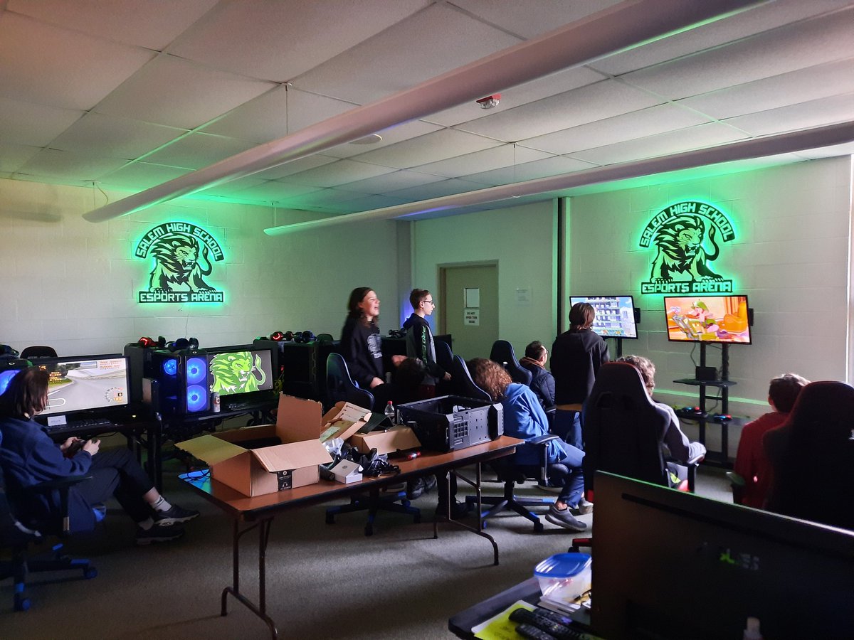 SHSeSports1's tweet photo. SHS ESPORTS today they are enjoying some Smash Brothers &amp; even hooked up an old PS2.🤟 https://t.co/l9KSVi4CJb