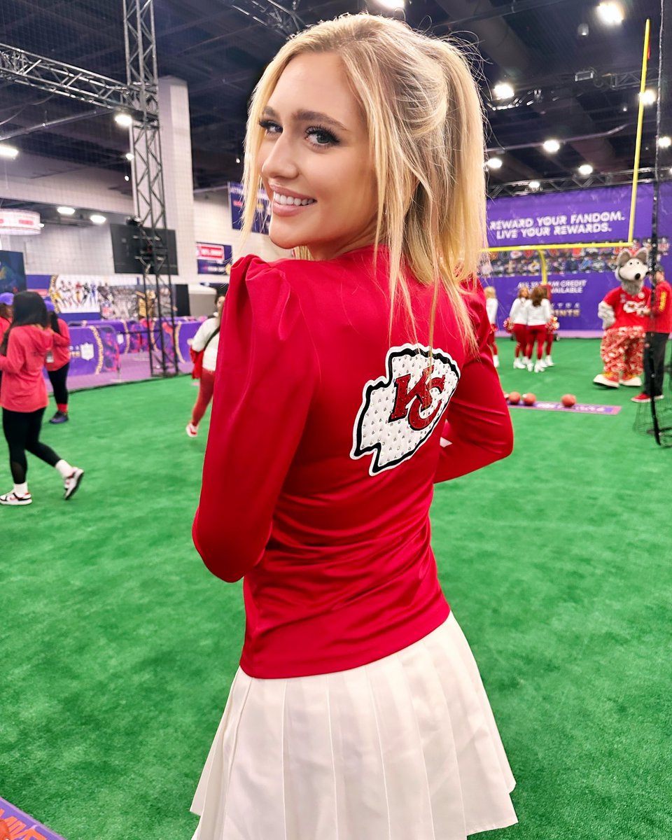 The one where I attempt to cheer📣❤️😬Shoutout to the amazing @ChiefsCheer ladies for showing me some moves!💃Stay tuned…. @InsideEdition