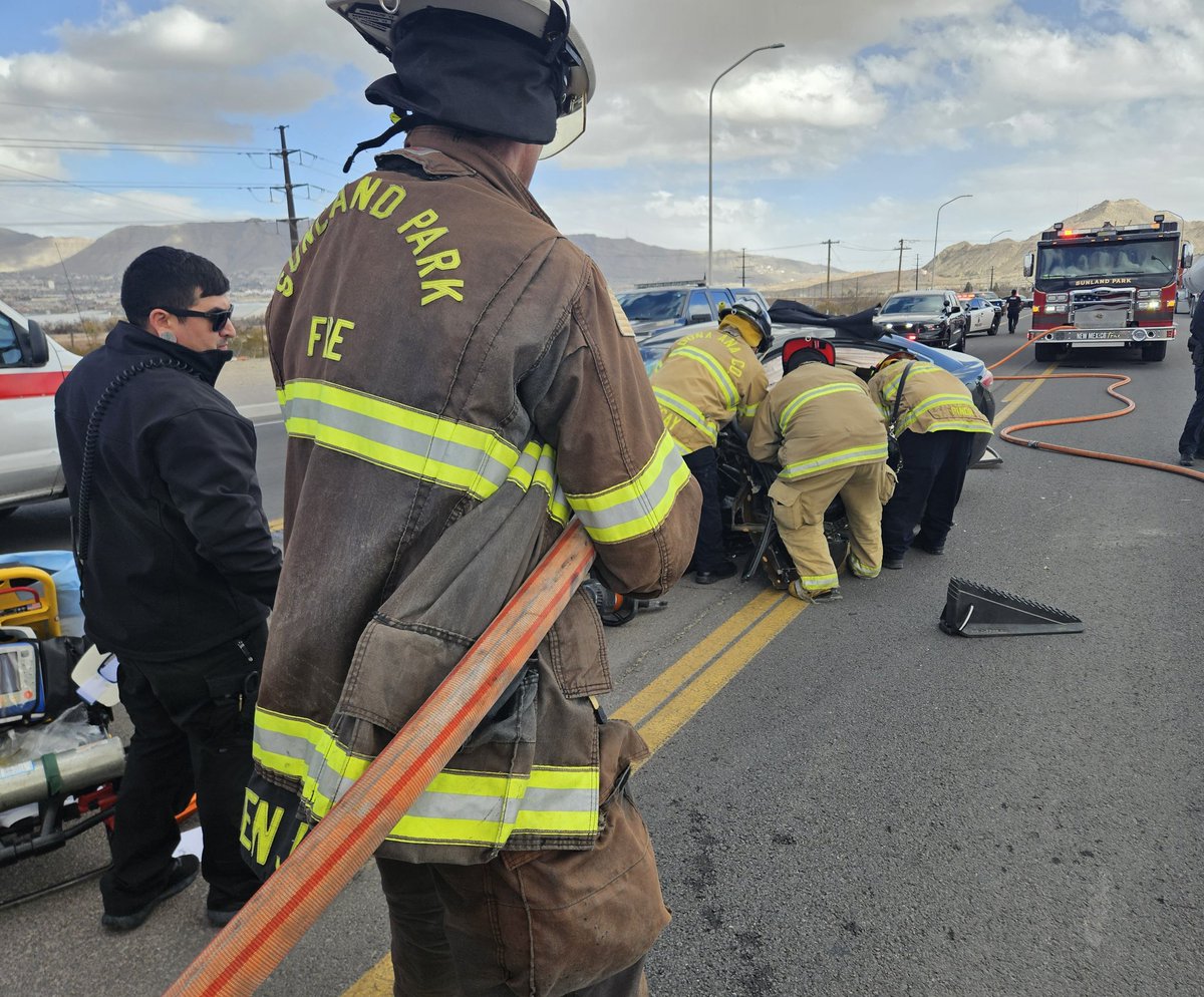 SunlandParkFire's tweet photo. @SunlandParkFire and Dona Ana Fire Rescue on scene of a traffic accident at McNutt Rd and 1st St.
Extrication required to remove one person. 
Two people transported to the hospital with serious injuries.
Time out: 1:35 pm https://t.co/ZFKhJCijv5