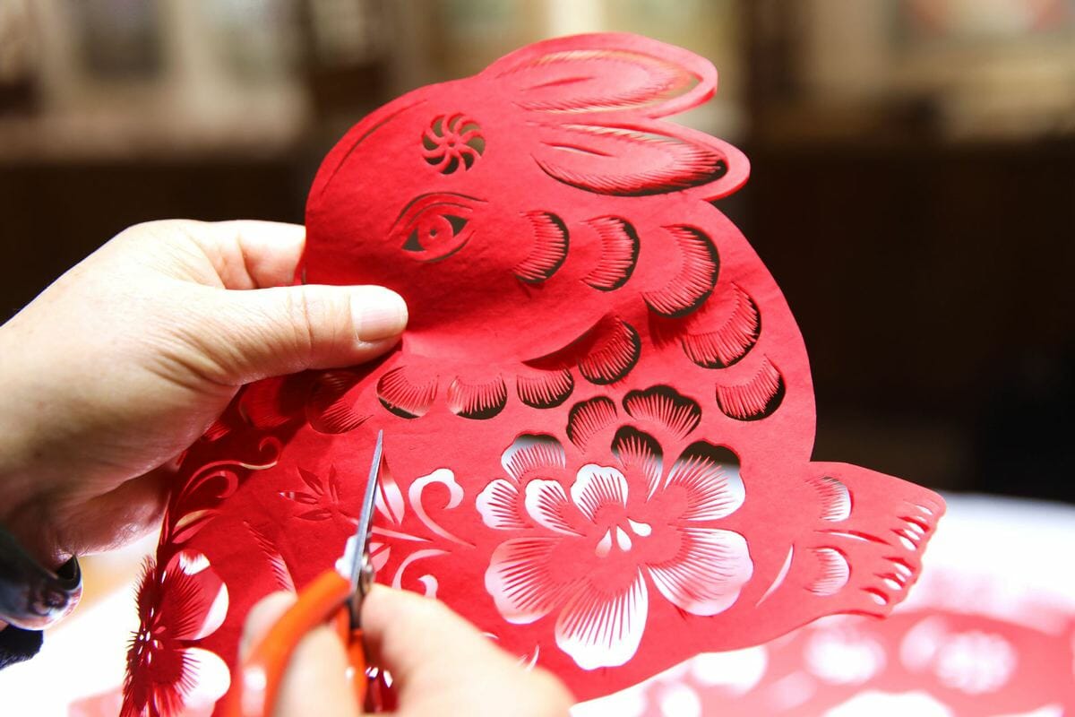 AsianTeaTime's tweet image. ✂️Chinese paper cutting, or "Jianzhi" (剪纸), is a traditional folk art that has a rich history dating back over a thousand years. This intricate craft involves cutting intricate patterns and designs into paper with scissors or a knife. The origins of Chinese paper cutting are…