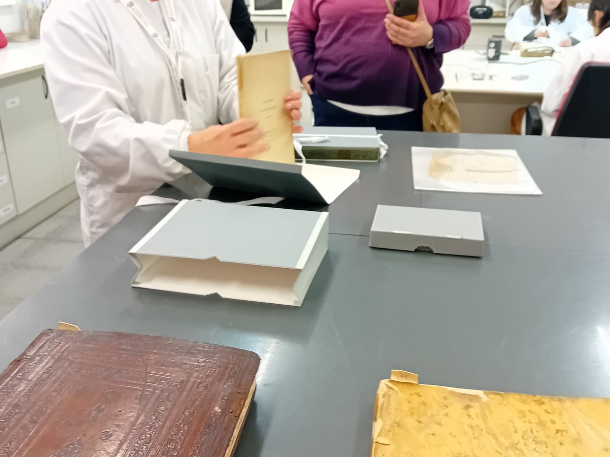 AnicolauP's tweet photo. Ahir visita professional als serveis centrals de la @UbBIBLIOTECA on ens han ensenyat les tasques i protocols de restauració del #patrimonibibliogràfic, el taller de digitalització #bipadi, la col.lecció #llibresartista i el portal de #fonspatrimonial @ubfons @crai_restauracio 👌 https://t.co/wkX7fbVT0k