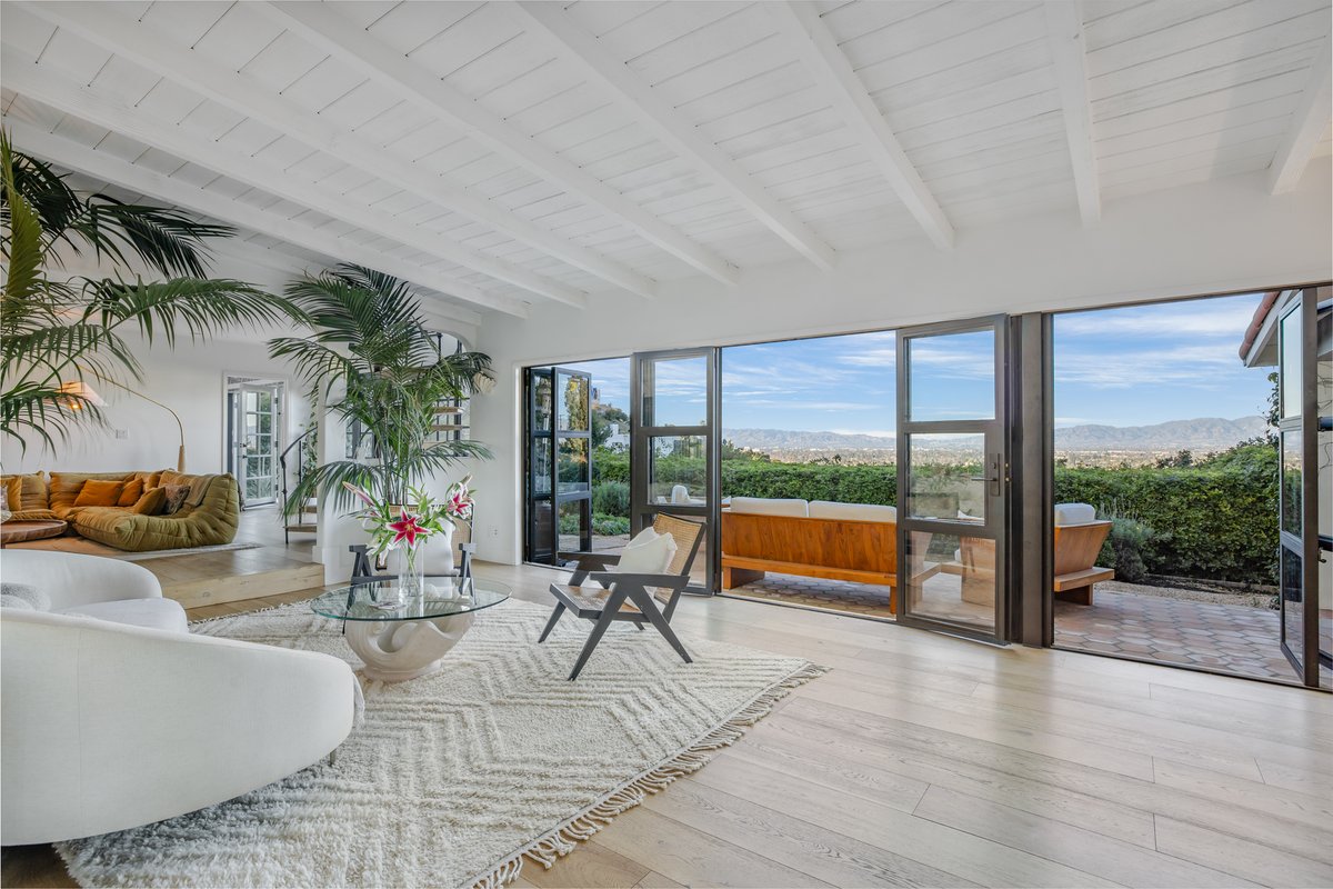 benkrugerla's tweet photo. Just Listed in #studiocity 
Enchanting celebrity hideaway or artist's retreat offers complete serenity and sweeping valley views. Asking $16,900/mo

#RealEstate #luxuryhomes #losangles #realtor https://t.co/obnAiu8vwj