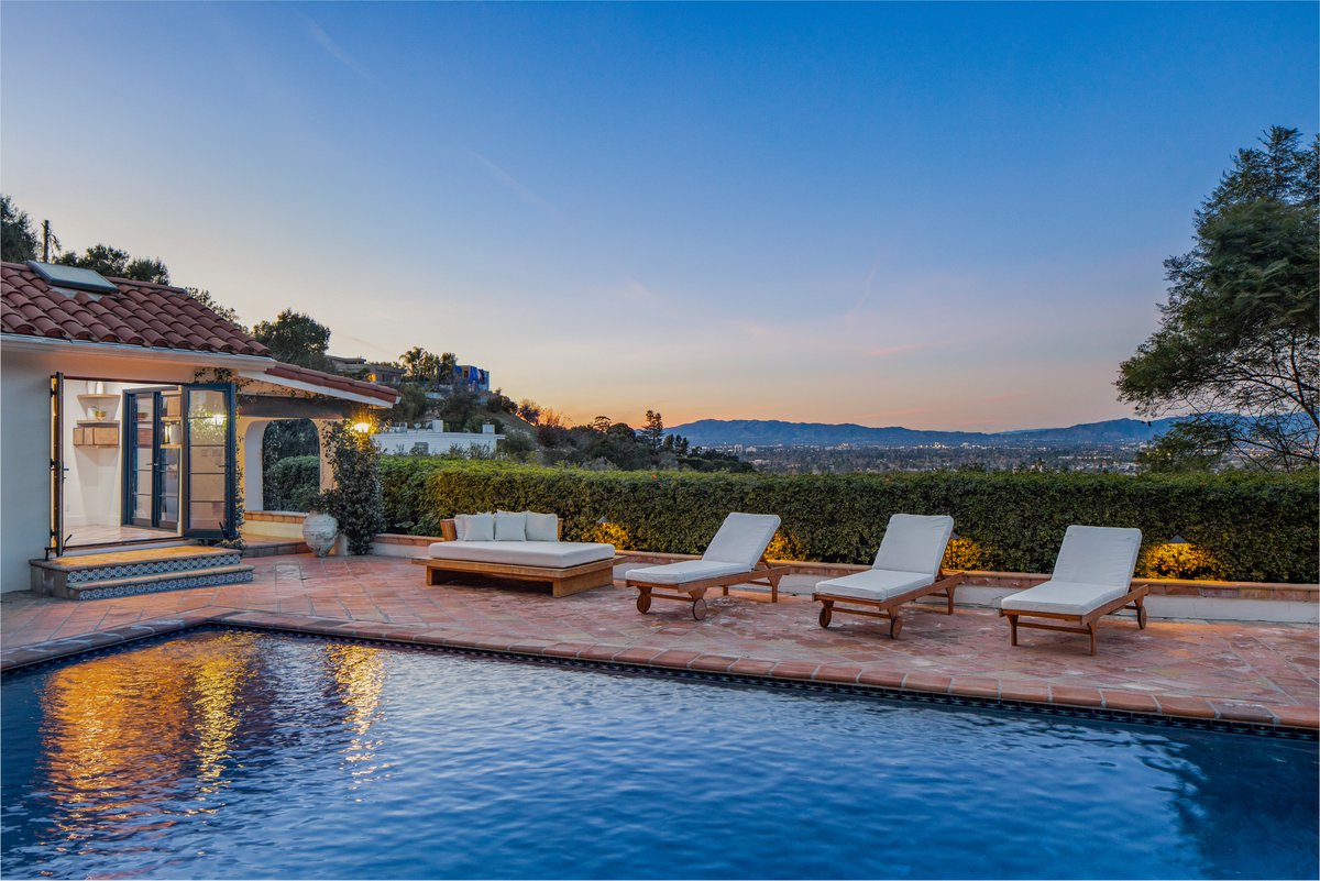 benkrugerla's tweet photo. Just Listed in #studiocity 
Enchanting celebrity hideaway or artist's retreat offers complete serenity and sweeping valley views. Asking $16,900/mo

#RealEstate #luxuryhomes #losangles #realtor https://t.co/obnAiu8vwj