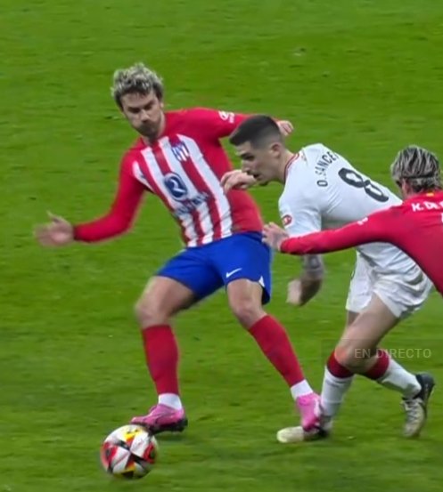 albeert5_'s tweet photo. Estamos ganando al Atletico de Madrid y a una organización criminal que viste de amarillo y lleva pito. https://t.co/3DUsoxDnQP