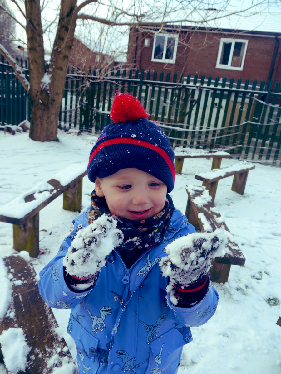 We are hoping for more snow this week. Our favourite weather to explore outdoors. Our very own Winter wonderland ☃️❄️ #EYFS #EarlyYears #EY #365DaysWild #OutdoorLearning