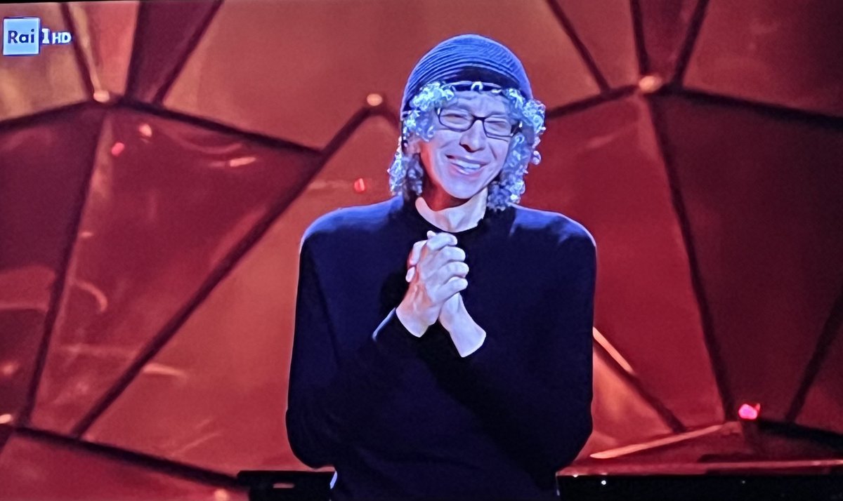 Quando tutto crolla e resta solo l’essenziale cosa sarà mai un giudizio dall’esterno? Com’è liberatorio essere se stessi! Non potendo più contare sul mio corpo suonerò con tutta l’anima. Grande Giovanni Allevi!
#Sanremo2024
