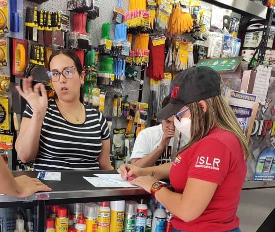 SENIAT_Oficial's tweet photo. En operativos desarrollados durante enero, 71 fiscales de la Gerencia de Región Central, visitaron comercios de los estados Aragua, Carabobo y Cojedes, a fin de validar el cumplimiento de las obligaciones tributarias por parte de los contribuyentes. #JuntosSumamosAlDesarrollo https://t.co/dAtDevnOXk