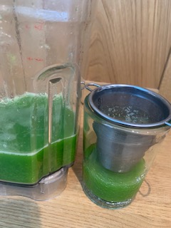 chokkanlife's tweet photo. 精力増強に松の葉の生食がよいって知られていないのは残念すぎる！松葉にはビタミン、鉄分、酵素など豊富な栄養素と消化器および脳組織に刺激をもたらす成分を多く含んでいる。滋養強壮だけでなく、養毛や白髪が黒くなったり、冷え対策、ボケ防止、心臓が強くなる効果も期待される。スゴイ！

必要な方はぜひブクマしてね。

フレッシュな松葉を手に入れたら松葉ジュースをぜひ作ってみて。

松葉　ひとつかみ
水　　200ml

松葉はハサミで３分割にしてジューサーかミルサーにかけてね（からまって壊れてしまうかもなので）出来上がったら茶こしでこして飲む。この緑がとってもあざやかでキレイ。

お味はちょっと青くさいのでリンゴジュースやはちみつ＆レモンを加えたら飲みやすい。茶こしに残ったカスにも活用法があるから捨てないでね！活用法とは、