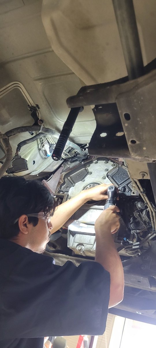 AutoHarlan's tweet image. Quick update on that rear main seal. It's almost out.