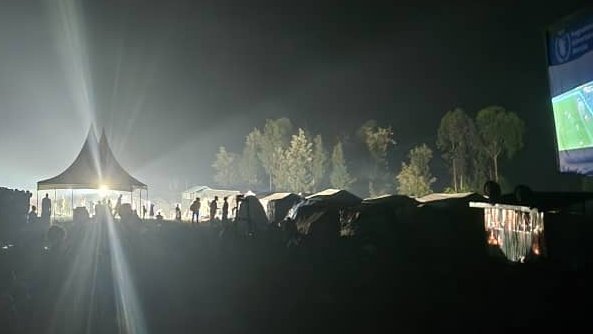 WFPDRC's tweet photo. Loin de chez eux, sans rien, #PAM continue à compatir avec ces familles déplacées depuis plusieurs mois.
Ce soir encore, le PAM est présent  à travers les #FanZonesWFP installées aux sites de Rusayo, Kanyarushinya et de Bulengo près de Goma, pour  le match #CIVRDC⚽️ @CAF_Online https://t.co/8U8ZUQzWYD