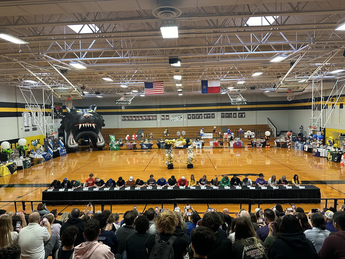 On paper!✍️✍️✍️
<a href="/NotCoachBuck/">NotBuck NotBuchanan</a> <a href="/CoachDoerrHDX/">Mason Doerr</a>  <a href="/CoachSchultz_DC/">Coach Schultz</a> <a href="/RussHeidiSLC/">Russ and Heidi Phillips🏈</a> 
#Official #GoWarriors #NationalSigningDay2024