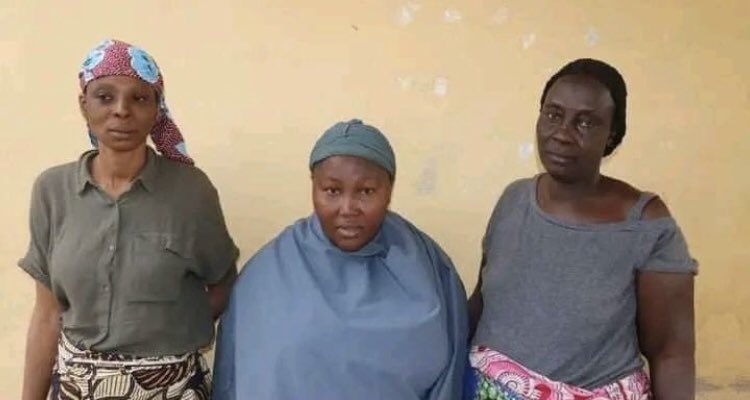 firstladyship's tweet image. Police arrested our mothers &amp;amp; heroes called Aisha Jibrin &amp;amp; 24 others for leading the Hunger Protest in Minna. Nigerians, we have to make Aisha &amp;amp; the 24 famous. They’re now the Face of our Hunger Resistance. They’re fighting for all of us, &amp;amp; they must be FREED

#FreeAishaJibrin ✊