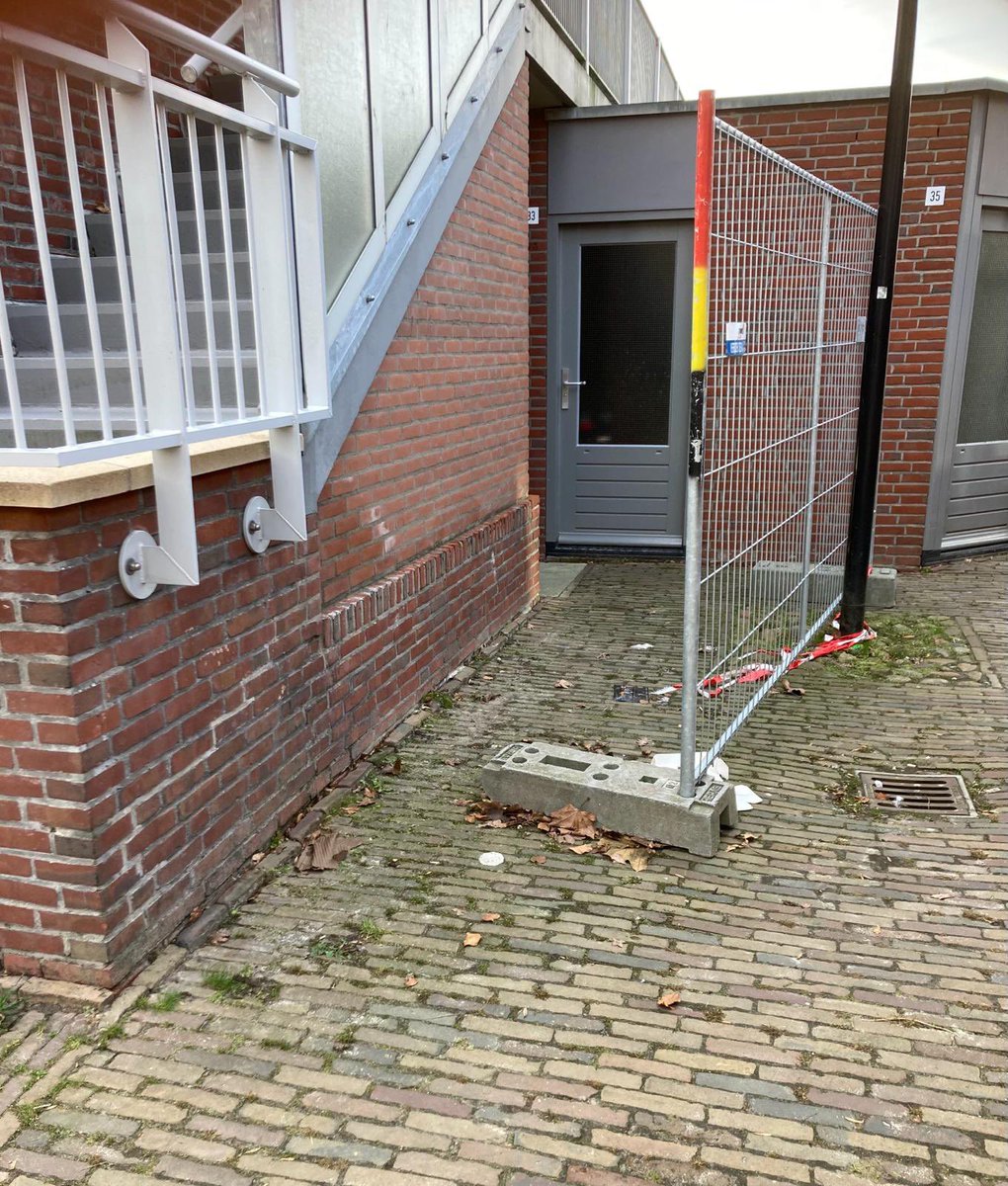 devroomeH's tweet photo. Volgens mij moet dit hekwerk weer op zijn plek worden gezet … drugsgebruikers hebben weer vrij spel , ondanks het verbod ! https://t.co/fRN7OVRutn