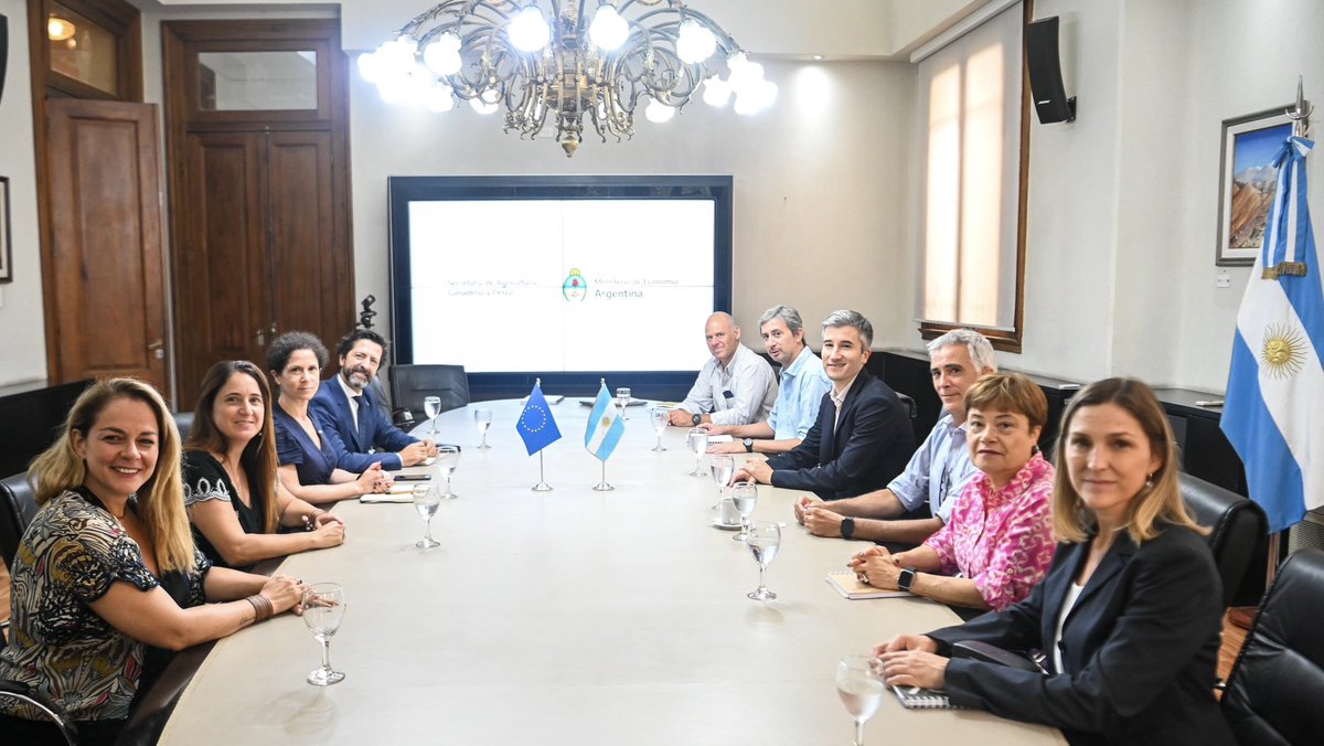 Excelente reunión de trabajo con Agustín Tejeda y equipos @bioeconomiarg @CancilleriaARG para conversar sobre posibles acciones conjuntas, explorando oportunidades para fortalecer lazos comerciales 🇦🇷🇪🇺incl. en el marco del Reglamento 🇪🇺sobre productos libres de deforestación.