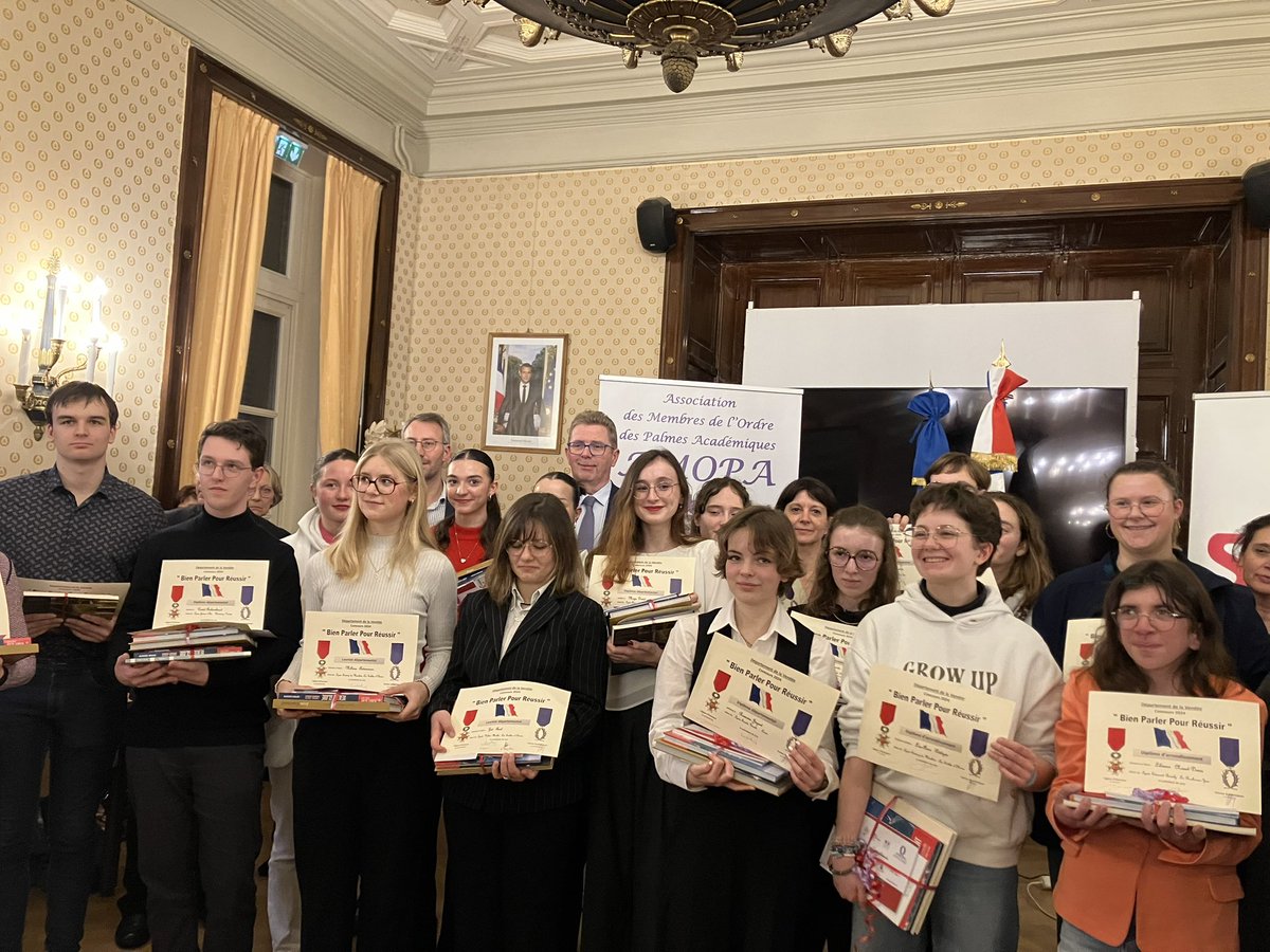 Fra_Raynaud's tweet photo. #Amopa et #SociétédesmembresdelaLégion d’Honneur -Section Vendée. @PrefetVendee.  19e finale pour la promotion de l’expression orale, autour d’une citation de Clemenceau sur « La liberté et le courage ». Félicitations à l’ensemble des jeunes qui ont concouru. @larochesuryonfr https://t.co/NyPBZFPG9x