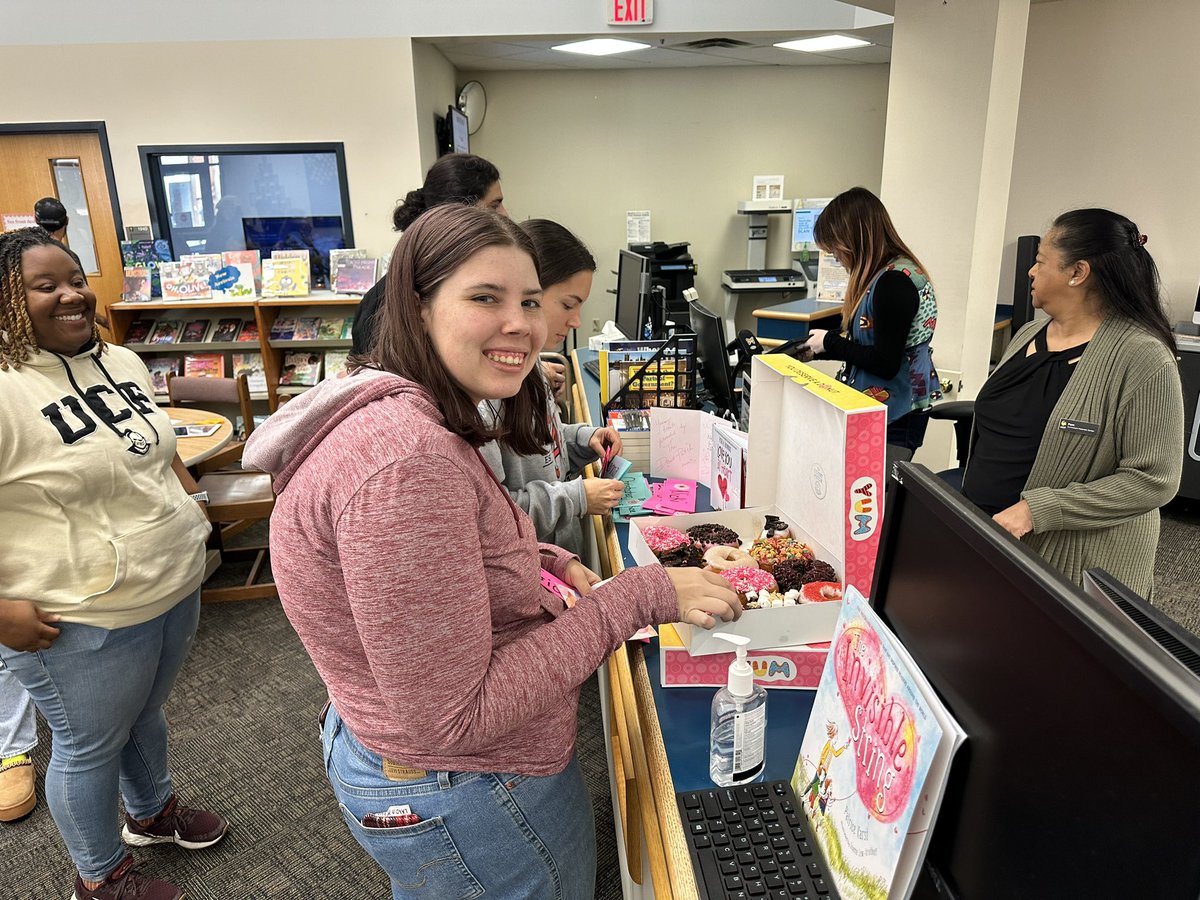 drltspalding's tweet photo. More powerful @UCFTeacherEd @CMC_UCF PD for our Teacher Knights...with some sweet 💕treats, too! #chargeon @MergeVR @WonderWorkshop https://t.co/dmyhnpMaTH