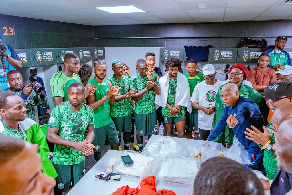 officialSKSM's tweet photo. The Vice President, Sen. @KashimSM has felicitated with the Nigeria's men senior football team - the Super Eagles for a well deserved victory against South Africa in this evening's semi final match at the ongoing Africa Cup of Nations in Cote d'Ivoire. https://t.co/nI4I4Mdgi2
