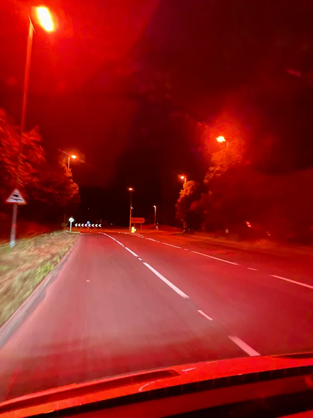NaoCasanova's tweet photo. Las luces blancas interfieren en las rutas habituales de los murciélagos. Estos o bien las evitan o bien se apelotonan en ellas por los insectos.

Por eso en un tramo de una carretera en Worcester, que coincide con un corredor de 🦇, se implementaron con éxito luminarias rojas. https://t.co/QCQm3Y5mex